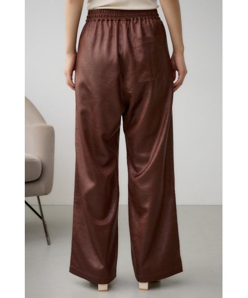 AZUL by moussy（アズールバイマウジー）の「レザーライクリラックスワイドパンツ（スラックス・レディース・ダークブラウン/ブラック・SMALL/MEDIUM）」の5枚目の写真