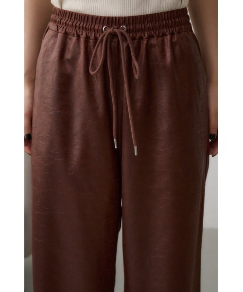 AZUL by moussy（アズールバイマウジー）の「レザーライクリラックスワイドパンツ（スラックス・レディース・ダークブラウン/ブラック・SMALL/MEDIUM）」の6枚目の写真