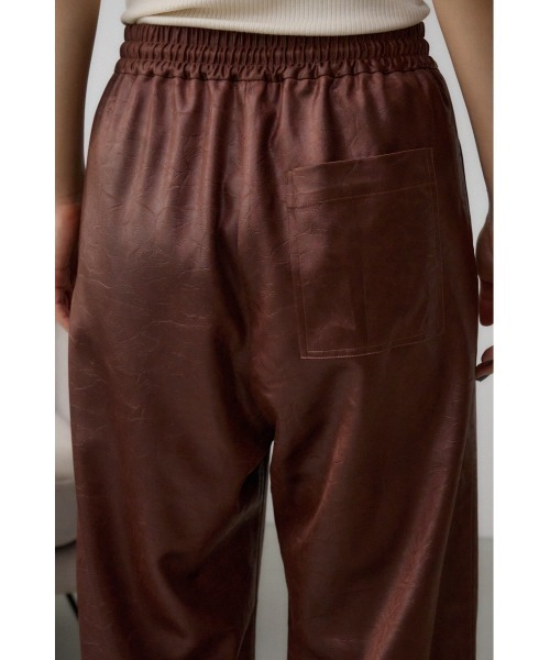 AZUL by moussy（アズールバイマウジー）の「レザーライクリラックスワイドパンツ（スラックス・レディース・ダークブラウン/ブラック・SMALL/MEDIUM）」の7枚目の写真