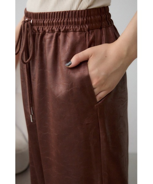 AZUL by moussy（アズールバイマウジー）の「レザーライクリラックスワイドパンツ（スラックス・レディース・ダークブラウン/ブラック・SMALL/MEDIUM）」の8枚目の写真