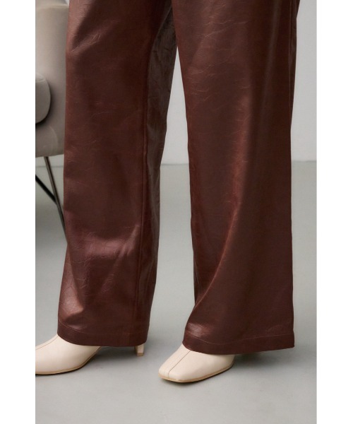 AZUL by moussy（アズールバイマウジー）の「レザーライクリラックスワイドパンツ（スラックス・レディース・ダークブラウン/ブラック・SMALL/MEDIUM）」の10枚目の写真
