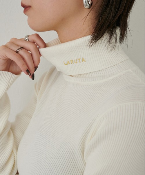 LARUTA(ラルータ)の「【LARUTA】LARUTAロゴ刺繍入りケーブルタートル(ニット/セーター・レディース・ミント/モカ/その他1/オフホワイト/グレー/ブラック・FREE)」の7枚目の写真