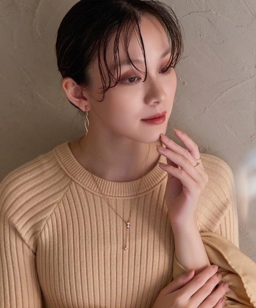 Phoebe(フィービィー)の「【金属アレルギー対応/長さ調節可能】ラディアンスビジューYラインネックレス/Y字/最大全長:47cm/ニッケルフリー(ネックレス・レディース・イエローゴールド/シャンパン・FREE)」の4枚目の写真