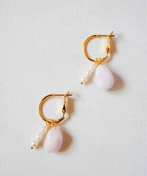 VIBGYOR(ヴィブジョー)の「【SHAHA】天然石とパールフープピアス(MA)(ピアス(両耳用)・レディース・クリア/ピンク・FREE)」の1枚目の写真
