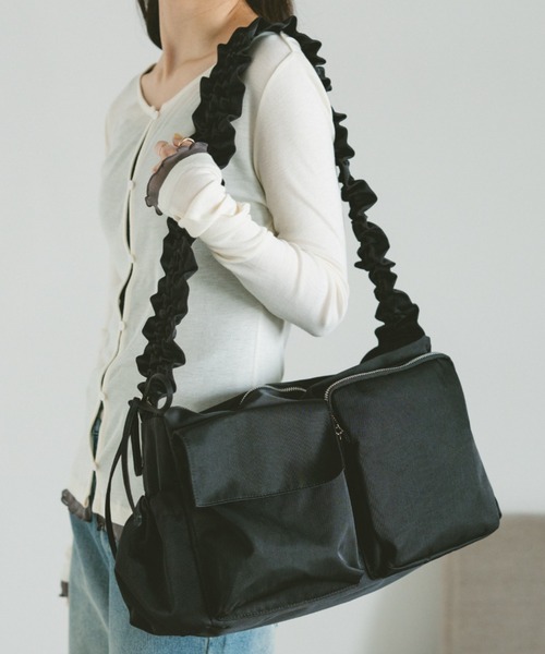 VANNIE U（ヴァニーユー）の「アウトポケットドロストショルダーバッグ（ショルダーバッグ・レディース・アイボリー/ブラック・FREE）」の2枚目の写真
