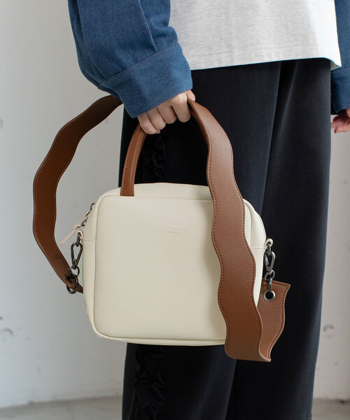 POU DOU DOU(プードゥドゥ)の「Dairy/wavyショルダー2wayバッグ(ショルダーバッグ・レディース・ブラック/アイボリー/グレー系/ダークグリーン・フリー)」の10枚目の写真