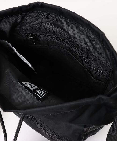 NEW ERA（ニューエラ）の「NEW ERA/ニューエラ ショルダーバック 2WAY ドローストリング ポーチ 3L ナイロンツイル ブラック/オリーブ/ネイビー 14392362/14392363/14750989（ショルダーバッグ・メンズ・ブラック/オリーブ/ネイビー・FREE）」の6枚目の写真