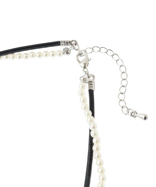 earth music&ecology（アースミュージックアンドエコロジー）の「コードリボン×パールチョーカー（ネックレス・レディース・ブラック/シルバー・FREE）」の14枚目の写真