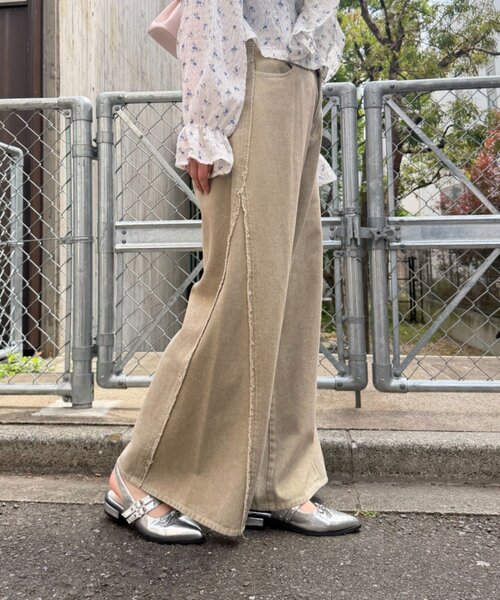 w closet(ダブルクローゼット)の「フリンジバギーデニムパンツ(デニムパンツ・レディース・ブルー/サックスブルー/ベージュ/ブラウン/ピンク/ブラウン系その他/ブラック・SMALL/MEDIUM/X-SMALL)」の17枚目の写真