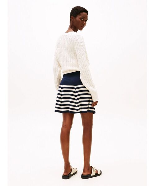 TOMMY HILFIGER(トミーヒルフィガー)の「リヨセルシルクフレアミニスカート(スカート・レディース・ネイビー・SMALL/X-SMALL)」の2枚目の写真