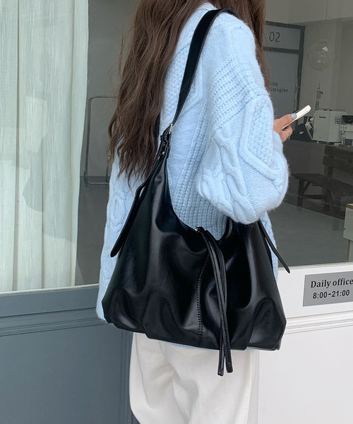 LA VORAGINE（ラ ヴォラジネ）の「やわらかいショルダーバッグ（ショルダーバッグ・レディース・モカ/ブラック・FREE）」の4枚目の写真