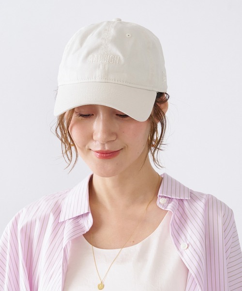 NEW ERA(ニューエラ)の「【NEW ERA×MICA&DEAL】ロゴ刺繍コラボレーションCAP-9TWENTY(キャップ・レディース・アイボリー/グレイッシュベージュ/ベージュ/ネイビー・FREE)」の5枚目の写真
