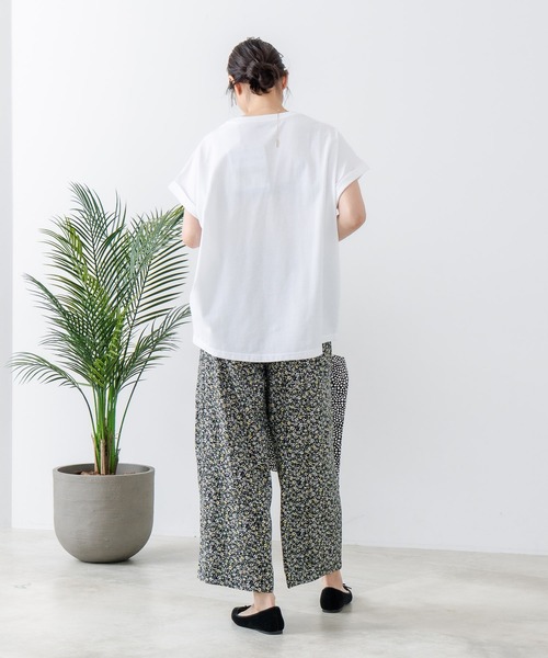 JEANS MATE（ジーンズメイト）の「【汗染みの目立ちにくいTシャツ ZEROSTAIN/ゼロステイン】ロールカフラウンドヘムTシャツ 撥水・防汚加工 涼しい・透けにくい 大人カジュアル（Tシャツ/カットソー・レディース・ダークグリーン/スミクロ/ブラック/ホワイト/オフホワイト/パープル・MEDIUM/LARGE）」の13枚目の写真