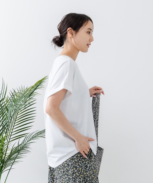 JEANS MATE（ジーンズメイト）の「【汗染みの目立ちにくいTシャツ ZEROSTAIN/ゼロステイン】ロールカフラウンドヘムTシャツ 撥水・防汚加工 涼しい・透けにくい 大人カジュアル（Tシャツ/カットソー・レディース・ダークグリーン/スミクロ/ブラック/ホワイト/オフホワイト/パープル・MEDIUM/LARGE）」の19枚目の写真