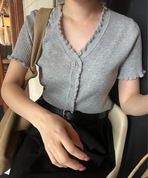 lawgy（ラウジー）の「frill point short sleeve cardigan / フリルポイントショートスリーブカーディガン（カーディガン/ボレロ・レディース・アイボリー/グレー・FREE）」の2枚目の写真