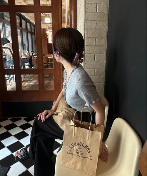 lawgy（ラウジー）の「frill point short sleeve cardigan / フリルポイントショートスリーブカーディガン（カーディガン/ボレロ・レディース・アイボリー/グレー・FREE）」の4枚目の写真