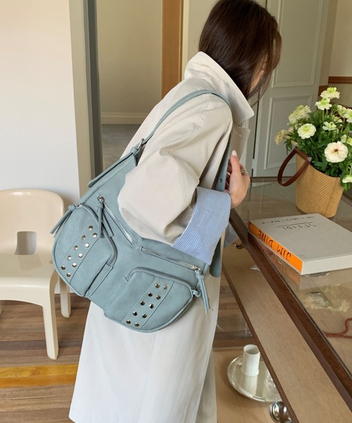 LETee(レティー)の「スタッズベルテッドショルダーバッグ(ショルダーバッグ・レディース・ブラック/ブルー/ダークグレー/アイボリー/ライトグレー・FREE)」の5枚目の写真