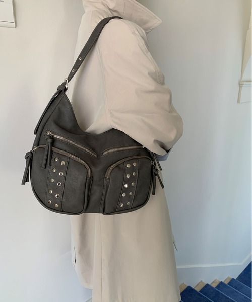 LETee(レティー)の「スタッズベルテッドショルダーバッグ(ショルダーバッグ・レディース・ブラック/ブルー/ダークグレー/アイボリー/ライトグレー・FREE)」の4枚目の写真