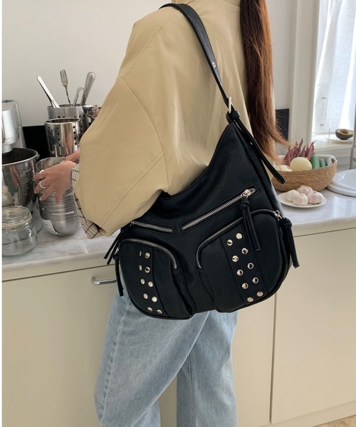 LETee(レティー)の「スタッズベルテッドショルダーバッグ(ショルダーバッグ・レディース・ブラック/ブルー/ダークグレー/アイボリー/ライトグレー・FREE)」の1枚目の写真