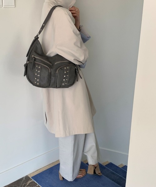 LETee(レティー)の「スタッズベルテッドショルダーバッグ(ショルダーバッグ・レディース・ブラック/ブルー/ダークグレー/アイボリー/ライトグレー・FREE)」の22枚目の写真