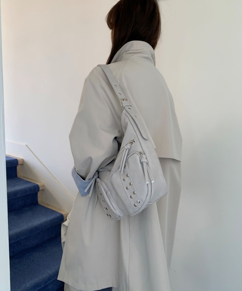 LETee(レティー)の「スタッズベルテッドショルダーバッグ(ショルダーバッグ・レディース・ブラック/ブルー/ダークグレー/アイボリー/ライトグレー・FREE)」の18枚目の写真
