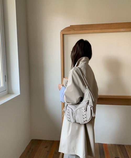 LETee(レティー)の「スタッズベルテッドショルダーバッグ(ショルダーバッグ・レディース・ブラック/ブルー/ダークグレー/アイボリー/ライトグレー・FREE)」の19枚目の写真