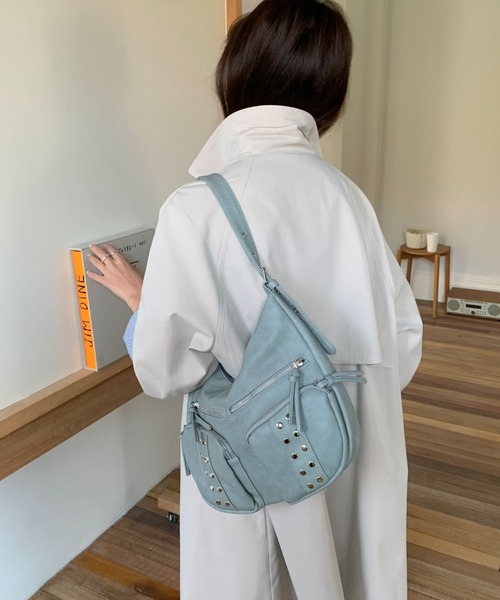 LETee(レティー)の「スタッズベルテッドショルダーバッグ(ショルダーバッグ・レディース・ブラック/ブルー/ダークグレー/アイボリー/ライトグレー・FREE)」の12枚目の写真