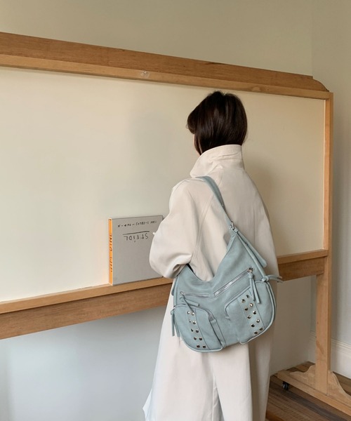 LETee(レティー)の「スタッズベルテッドショルダーバッグ(ショルダーバッグ・レディース・ブラック/ブルー/ダークグレー/アイボリー/ライトグレー・FREE)」の13枚目の写真