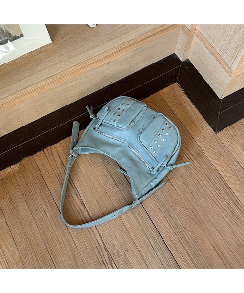 LETee(レティー)の「スタッズベルテッドショルダーバッグ(ショルダーバッグ・レディース・ブラック/ブルー/ダークグレー/アイボリー/ライトグレー・FREE)」の14枚目の写真