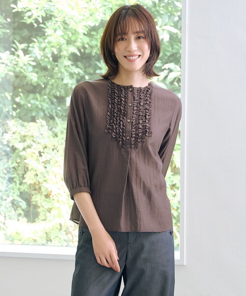 J.PRESS Ladies(J.プレス レディス)の「【洗える・速乾・接触冷感】リライムライトローン フリル ブラウス(シャツ/ブラウス・レディース・ブラウン系/グレー系・XS/S)」の1枚目の写真