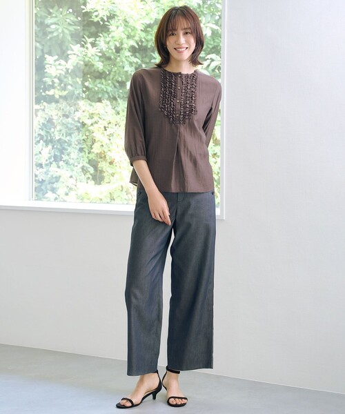 J.PRESS Ladies(J.プレス レディス)の「【洗える・速乾・接触冷感】リライムライトローン フリル ブラウス(シャツ/ブラウス・レディース・ブラウン系/グレー系・XS/S)」の3枚目の写真