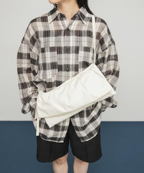 KBF（ケイビーエフ）の「ナイロンギャザーフラップBAG（ショルダーバッグ・レディース・ブラック/アイボリー/グリーン系その他・ONE）」の2枚目の写真