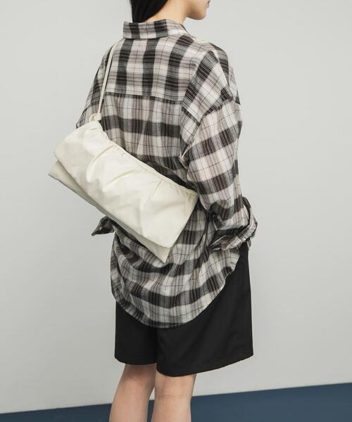 KBF（ケイビーエフ）の「ナイロンギャザーフラップBAG（ショルダーバッグ・レディース・ブラック/アイボリー/グリーン系その他・ONE）」の6枚目の写真