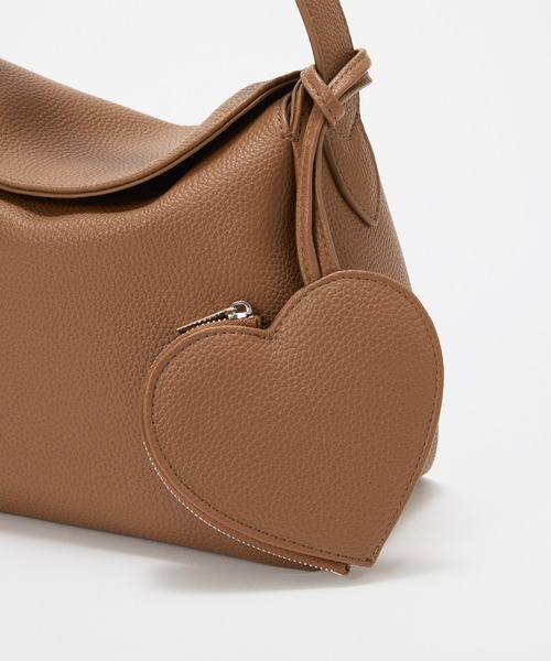 EFOLE（エフォル）の「【mayu×EFOLE コラボ】Shrink bag with heart pouch/ハートポーチ付きシュリンクバッグ（ハンドバッグ・レディース・キャメル/ブラック・FREE）」の19枚目の写真