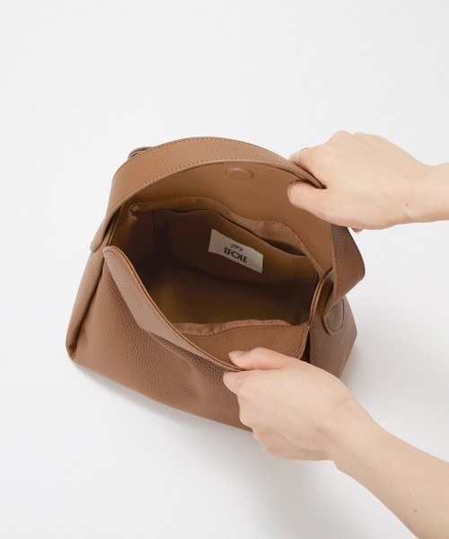 EFOLE（エフォル）の「【mayu×EFOLE コラボ】Shrink bag with heart pouch/ハートポーチ付きシュリンクバッグ（ハンドバッグ・レディース・キャメル/ブラック・FREE）」の18枚目の写真