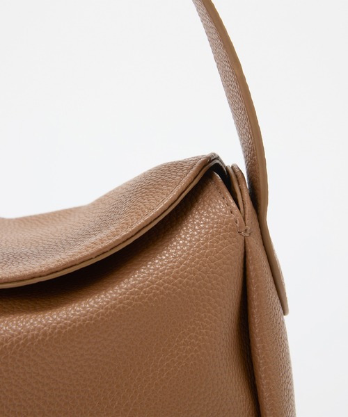 EFOLE（エフォル）の「【mayu×EFOLE コラボ】Shrink bag with heart pouch/ハートポーチ付きシュリンクバッグ（ハンドバッグ・レディース・キャメル/ブラック・FREE）」の13枚目の写真