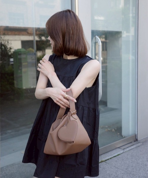 EFOLE（エフォル）の「【mayu×EFOLE コラボ】Shrink bag with heart pouch/ハートポーチ付きシュリンクバッグ（ハンドバッグ・レディース・キャメル/ブラック・FREE）」の7枚目の写真