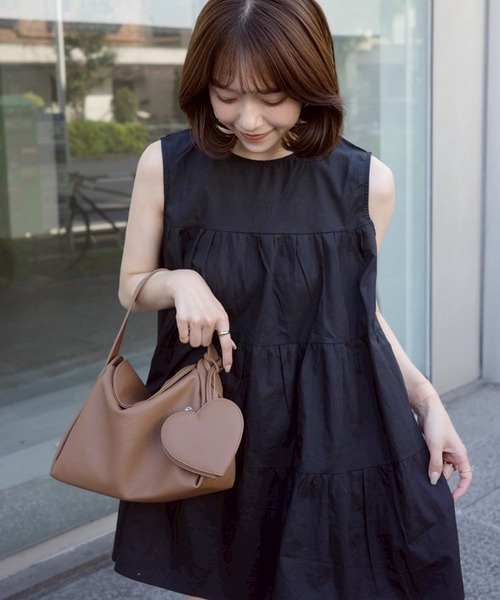 EFOLE（エフォル）の「【mayu×EFOLE コラボ】Shrink bag with heart pouch/ハートポーチ付きシュリンクバッグ（ハンドバッグ・レディース・キャメル/ブラック・FREE）」の6枚目の写真