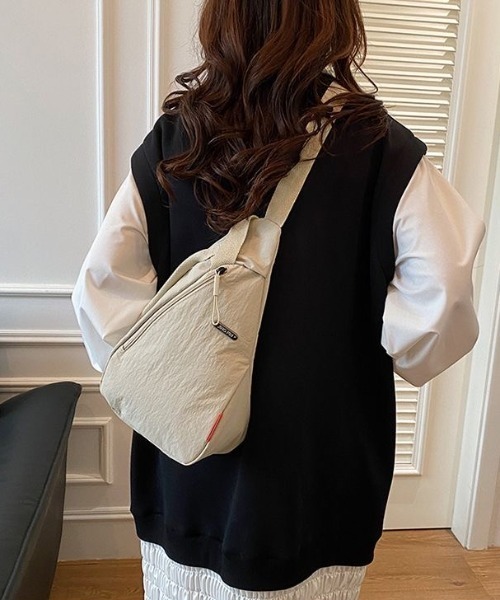 セール】ナイロン三角スリングバッグ（ショルダーバッグ