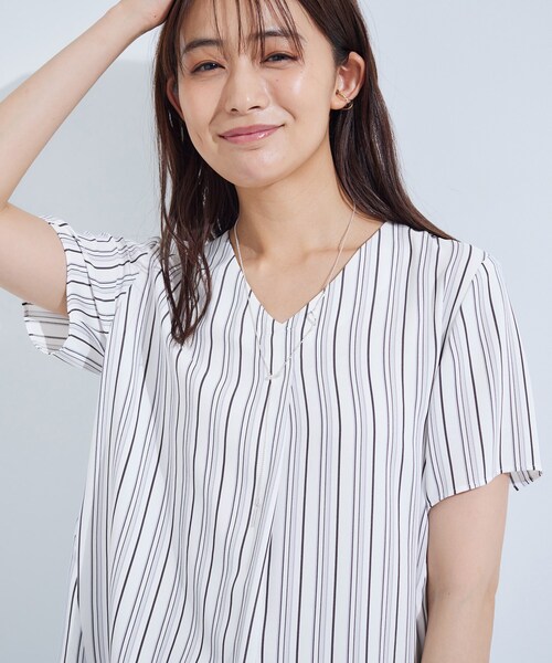 INDIVI(インディヴィ)の「【洗える/通勤】無地&マルチストライプ柄Vネックブラウス(シャツ/ブラウス・レディース・チャコール/ホワイト系1/ホワイト・34/03/05/13/15 /19/38)」の2枚目の写真
