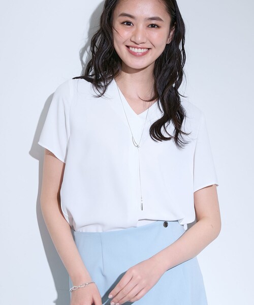 INDIVI(インディヴィ)の「【洗える/通勤】無地&マルチストライプ柄Vネックブラウス(シャツ/ブラウス・レディース・チャコール/ホワイト系1/ホワイト・34/03/05/13/15 /19/38)」の1枚目の写真