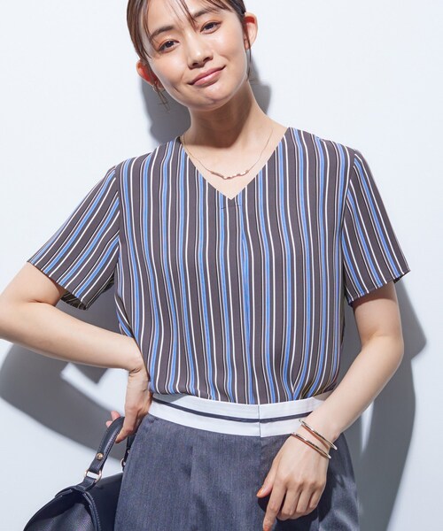 INDIVI(インディヴィ)の「【洗える/通勤】無地&マルチストライプ柄Vネックブラウス(シャツ/ブラウス・レディース・チャコール/ホワイト系1/ホワイト・34/03/05/13/15 /19/38)」の3枚目の写真