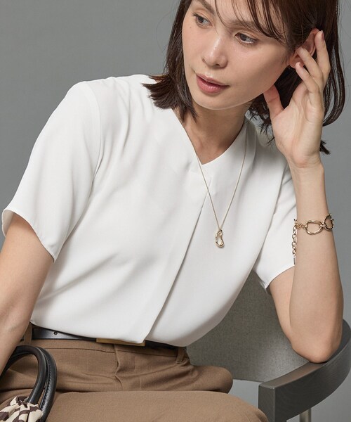 INDIVI(インディヴィ)の「【洗える/通勤】無地&マルチストライプ柄Vネックブラウス(シャツ/ブラウス・レディース・チャコール/ホワイト系1/ホワイト・34/03/05/13/15 /19/38)」の12枚目の写真
