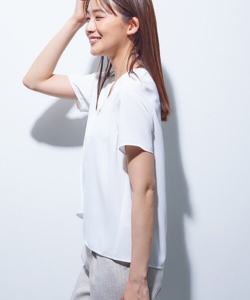 INDIVI(インディヴィ)の「【洗える/通勤】無地&マルチストライプ柄Vネックブラウス(シャツ/ブラウス・レディース・チャコール/ホワイト系1/ホワイト・34/03/05/13/15 /19/38)」の15枚目の写真