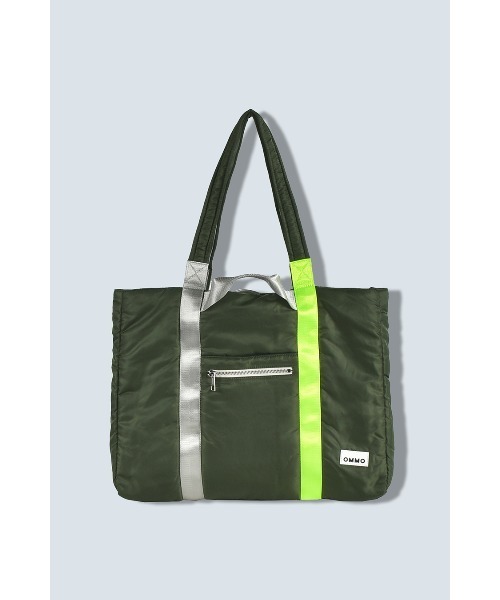 OMMO(オーエムエムオー)の「PADDED NYLON 2WAY WIDE TOTE(トートバッグ・レディース・ブラック/カーキ・F)」の14枚目の写真