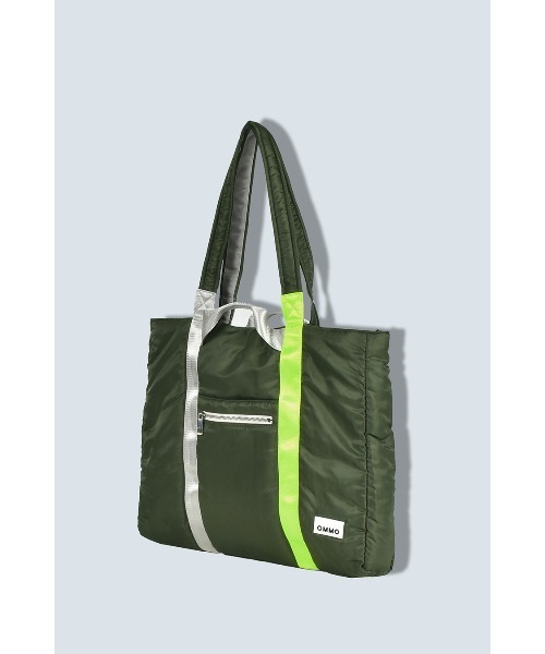 OMMO(オーエムエムオー)の「PADDED NYLON 2WAY WIDE TOTE(トートバッグ・レディース・ブラック/カーキ・F)」の16枚目の写真