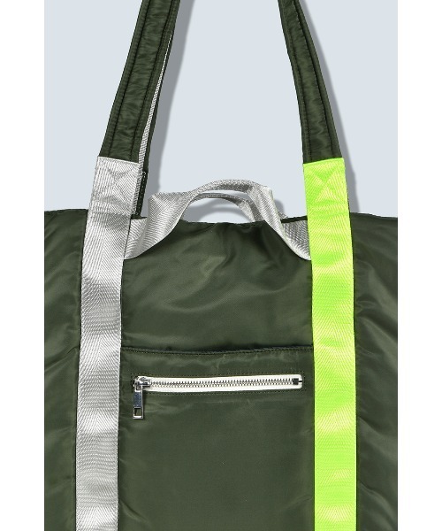 OMMO(オーエムエムオー)の「PADDED NYLON 2WAY WIDE TOTE(トートバッグ・レディース・ブラック/カーキ・F)」の17枚目の写真