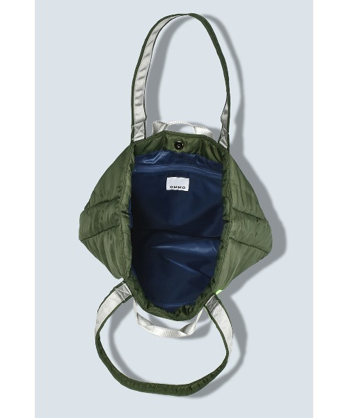 OMMO(オーエムエムオー)の「PADDED NYLON 2WAY WIDE TOTE(トートバッグ・レディース・ブラック/カーキ・F)」の19枚目の写真