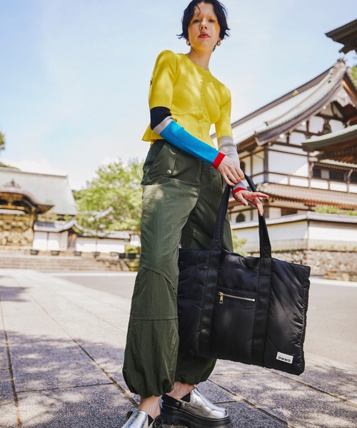 OMMO(オーエムエムオー)の「PADDED NYLON 2WAY WIDE TOTE(トートバッグ・レディース・ブラック/カーキ・F)」の3枚目の写真