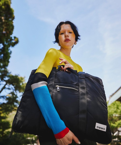 OMMO(オーエムエムオー)の「PADDED NYLON 2WAY WIDE TOTE(トートバッグ・レディース・ブラック/カーキ・F)」の4枚目の写真